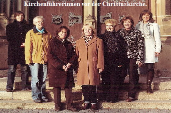 Kirchenführerinnen vor der Christuskirche.