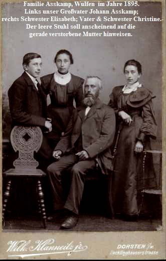 Familie Asskamp, Wulfen  im Jahre 1895.
Links unser Großvater Johann Asskamp;
 rechts Schwester Elisabeth; Vater & Schwester Christine.-
Der leere Stuhl soll anscheinend auf die 
gerade verstorbene Mutter hinweisen.