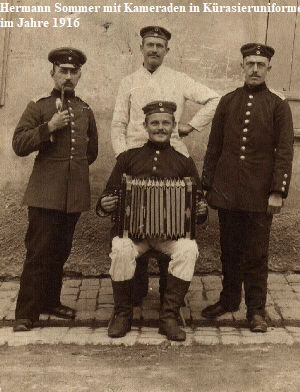 Hermann Sommer mit Kameraden in Kürasieruniformen 
im Jahre 1916